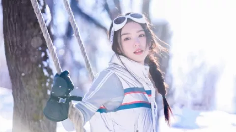 泰国男子骑摩托射击士兵细节